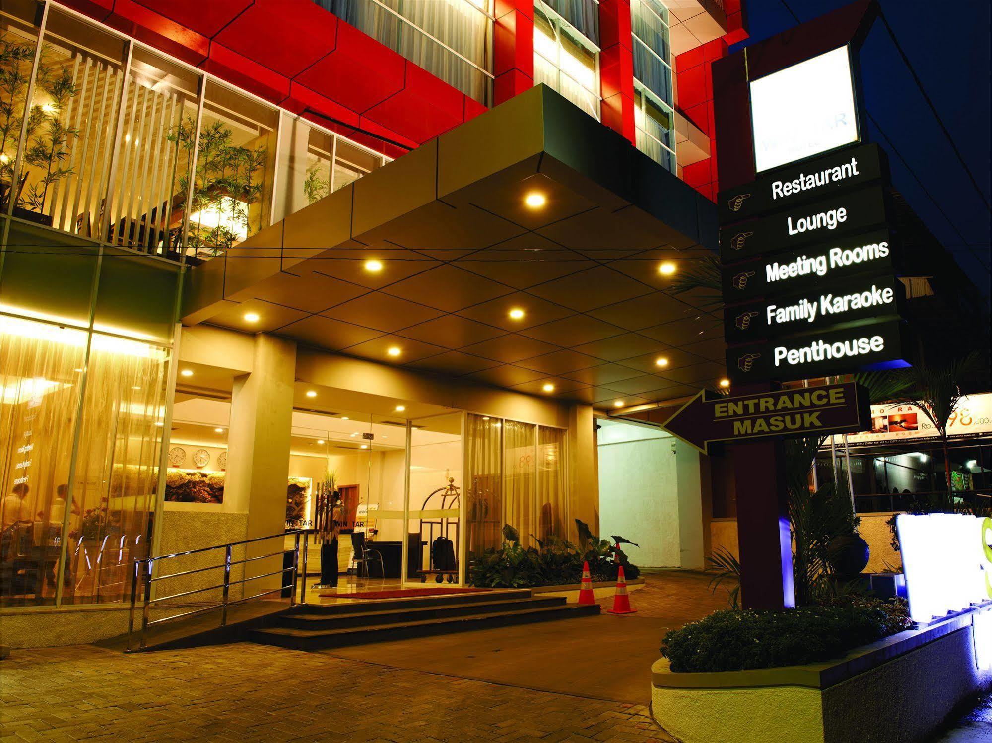 Winstar Hotel Пеканбару Екстериор снимка