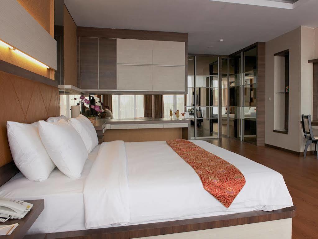 Winstar Hotel Пеканбару Екстериор снимка